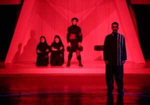 نمایش «هر هفت دقیقه» در قم روی صحنه رفت