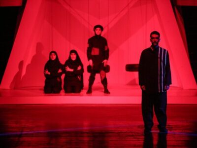 نمایش «هر هفت دقیقه» در قم روی صحنه رفت