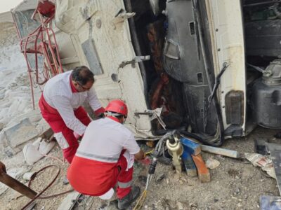 واژگونی کامیون در اتوبان قم به گرمسار حادثه آفرید