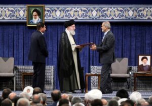 رهبر انقلاب در مراسم تنفیذ رئیس جمهور نهم: مردم سالاری که داریم آسان به دست نیامده