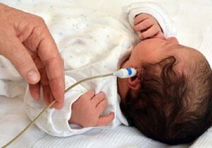 ۱۰۰ هزار کودک و نوزاد قمی غربالگری بینایی و شنوایی شدند