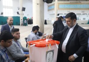 استاندار قم: مردم حضوری گسترده در پای صندوقهای رای دارند