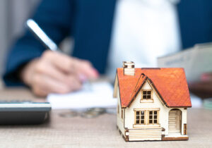 مشاور املاک سودجو در قم تاوان تخلفات خود را داد