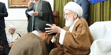 مراسم عمامه گذاری جمعی از طلاب حوزه علمیه در مسجدجمکران برگزار شد