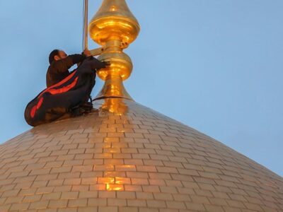 پرچم مشکی عزا بر فراز گنبد حرم بانوی کرامت به اهتزاز درآمد