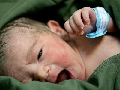 نوزاد عجول قمی در آمبولانس به دنیا آمد