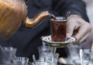 استقرار ۳۰ موکب پذیرایی از زائران در حرم حضرت معصومه(س)
