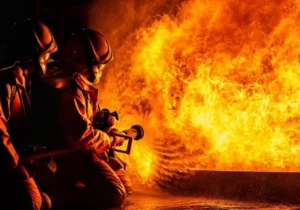 مصدومیت ۵ نفر در آتشسوزی کارخانه تولید مواد شیمیایی در قم