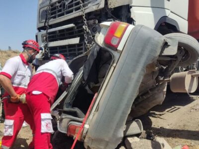 امدادرسانی هلالاحمر به حادثه برخورد تریلی و پراید در جاده سلفچگان به ساوه