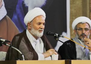 توقف در مسیر انقلاب اسلامی جایز نیست