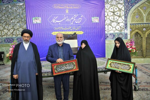 خبرنگاران قم در آیین غبارروبی حرم مطهر بانوی کرامت تجلیل شدند