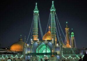 خبرنگاران قم در آیین غبارروبی حرم مطهر بانوی کرامت تکریم شدند
