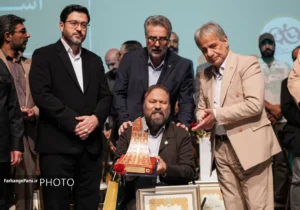 اهدای نشان برتر هنر شهروندی به هنرمند قم